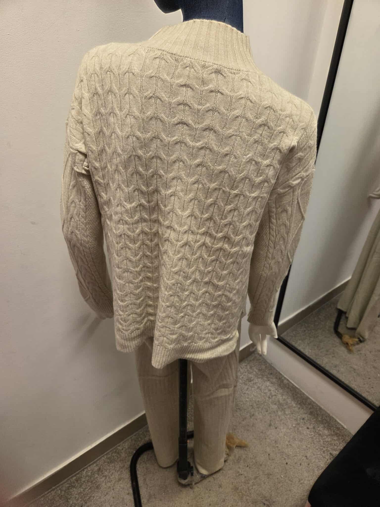 Damski komplet swetrowy z półgolfem: sweter + spodnie